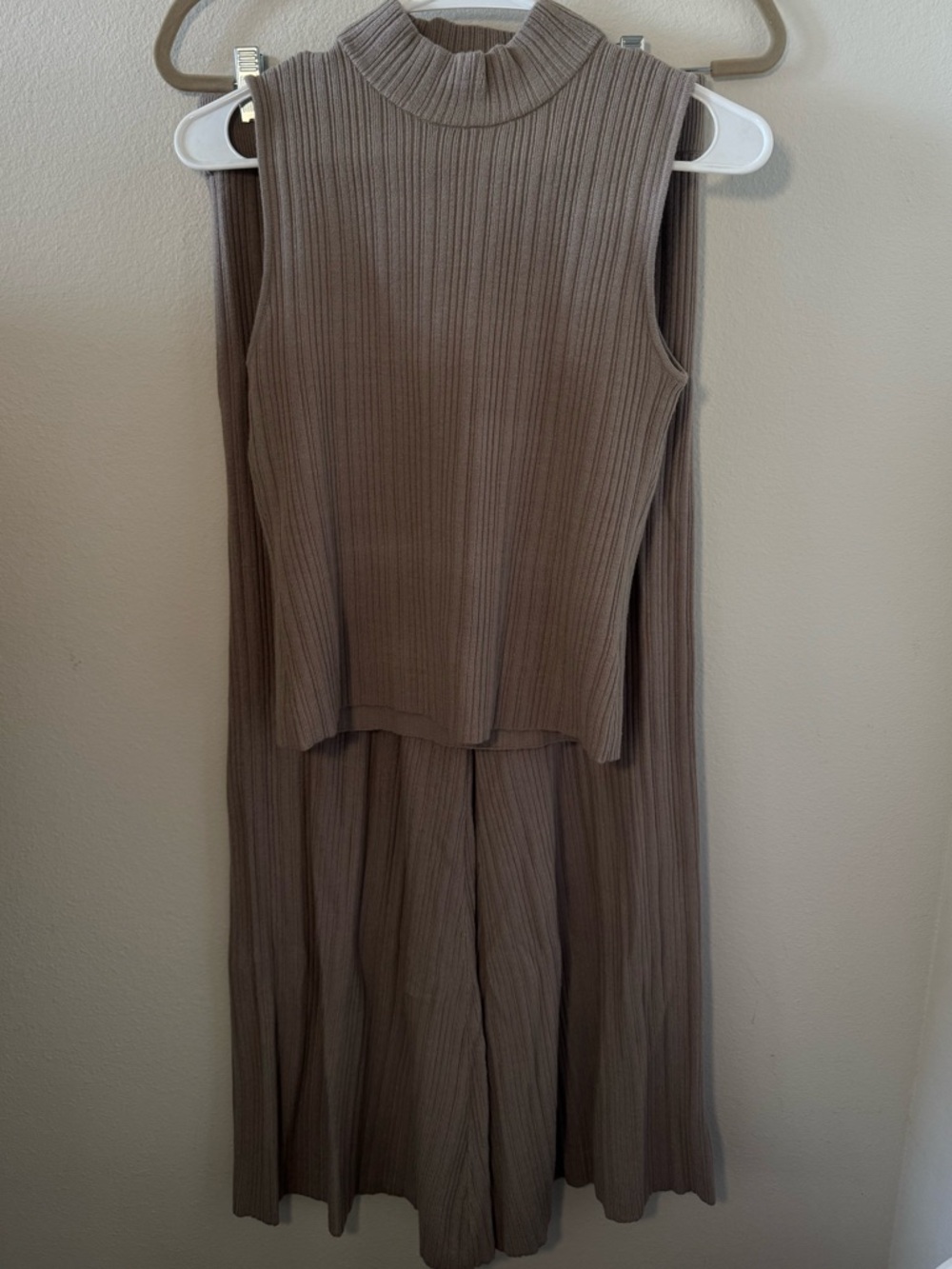 House of Harlow 2-Piece Plissé Set | Sleeveless Mock Neck Top & Pants | Size M